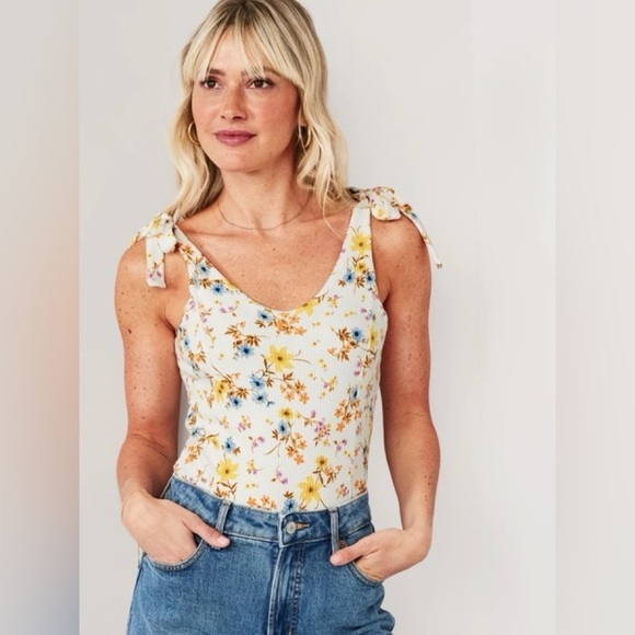 NWT! Printed Tie-Shoulder V-Neck Rib-Knit Bodysuit  - Size Medium 💛 - Picture 1 of 7